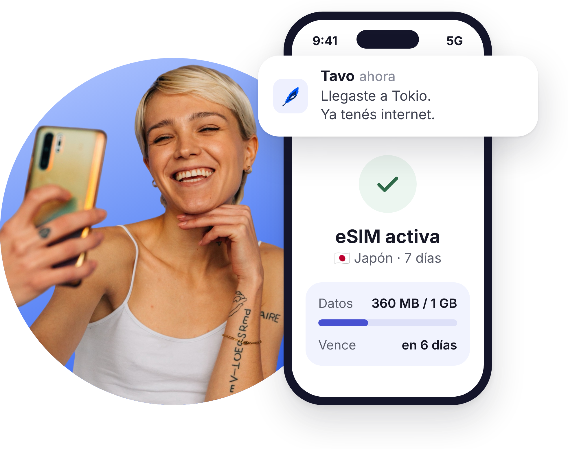 Viajera usando su eSIM de Tavo con internet activo